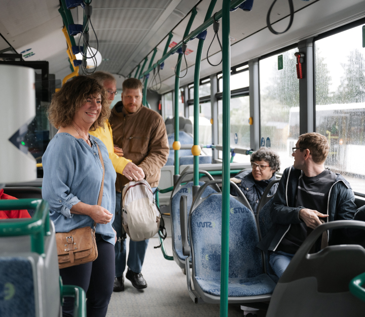 Personenbeförderung Ein gefüllter Bus, der Leute transportiert