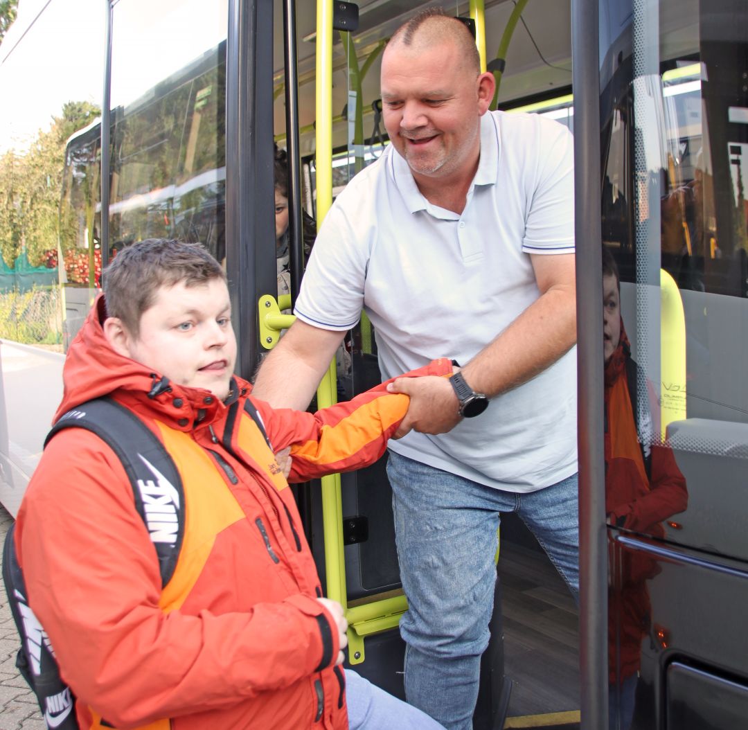 Behindertengerechte Busse Ein Bus mit einem Behindertenschild, um zu signalisieren, dass der Bus barrierefrei ist