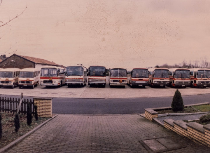 90er Jahre Ein großer Fuhrpark von verschiedensten Bussen